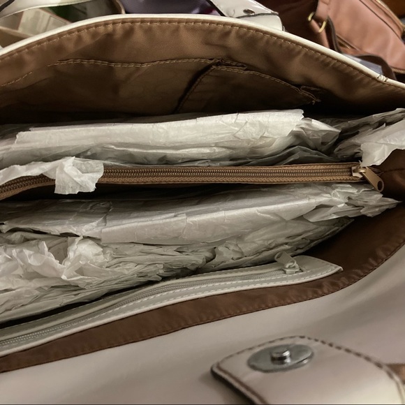 A beautiful NWT white leather shoulder bag. - Picture 7 of 10